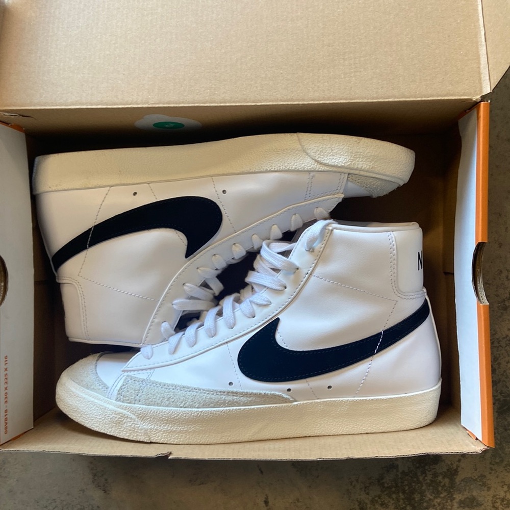 mid condition blazermid (Wms 11.5 M 10). worn 3x with a little scuff in the side